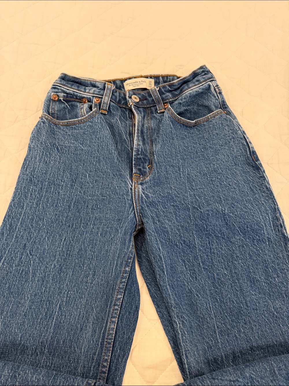Abercrombie 90s Relaxed Curve Love Jeans in Dark Blue Denim - Picture 2 of 4